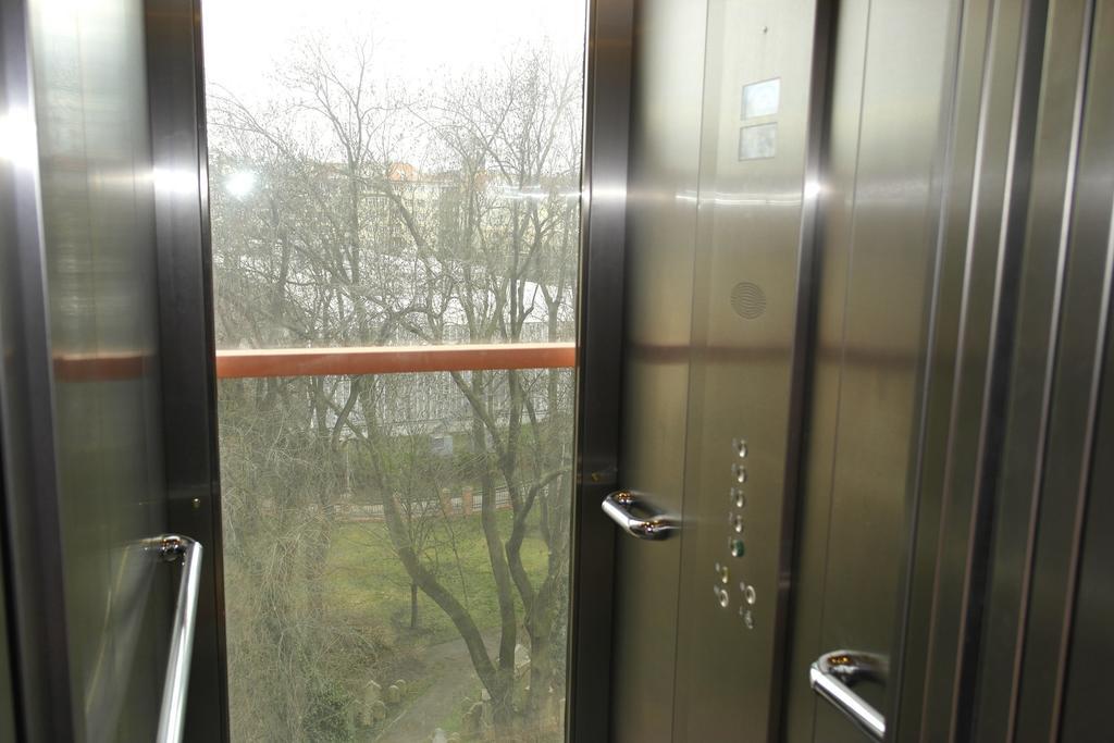 Tower Apartment براغ الغرفة الصورة